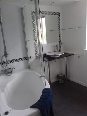 Duschwanne, Haartrockner, Toilettenpapier