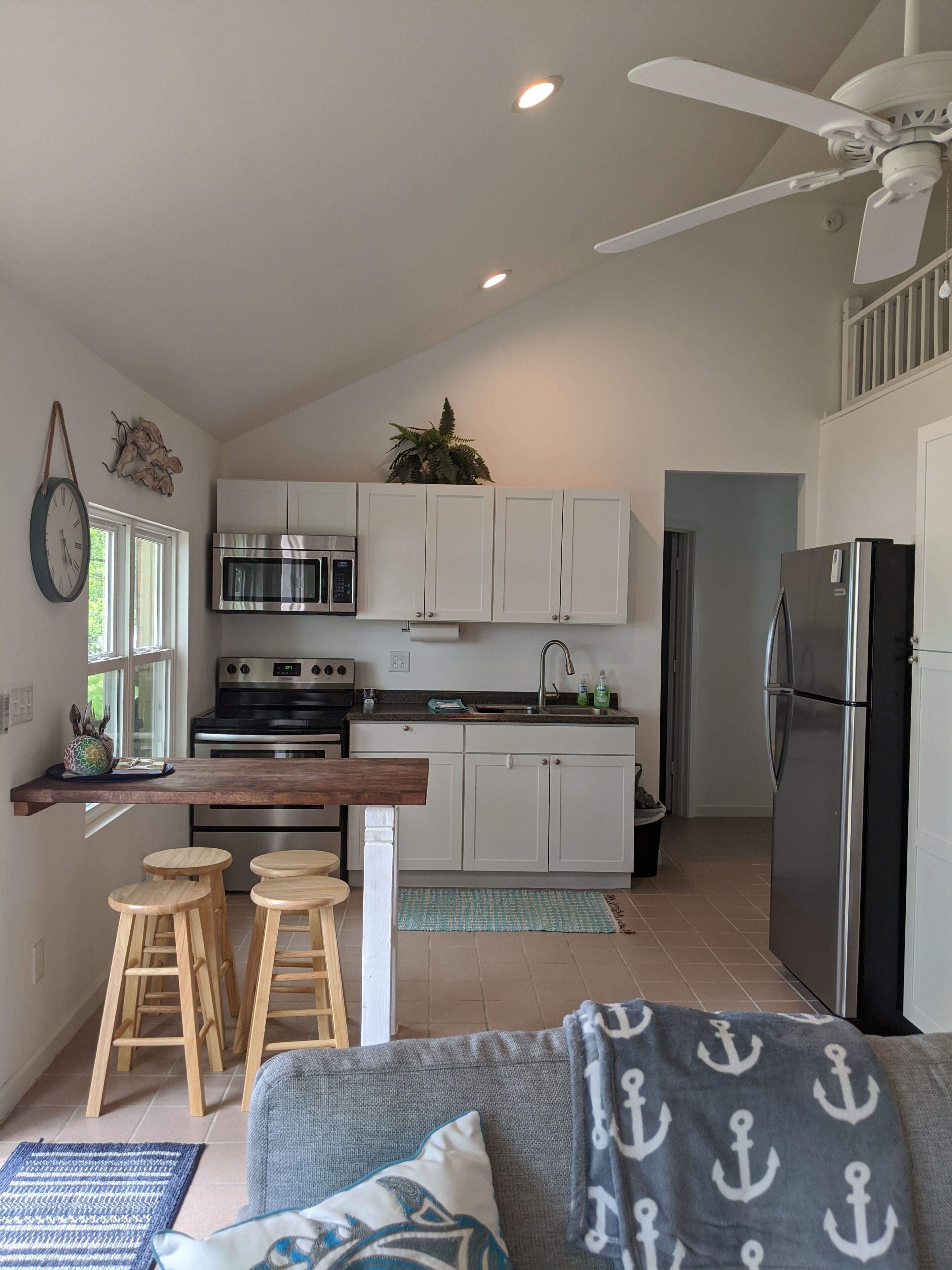 Full kitchen, cooking utensils, full size fridge, stove, microwave, coffee pot