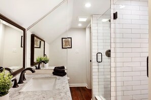 Banheira, secador de cabelo, toalhas de banho, sabonete