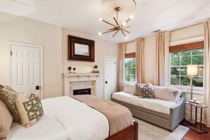 5 bedrooms, desk, iron/ironing board, travel cot - Chic Historic Home | Private Patio (Savannah)