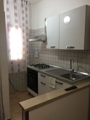 Fridge, oven, stovetop, electric kettle - Appartamento 1 (Capo Rizzuto)