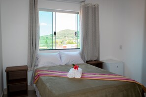 Double Room | Bathroom | Shower, free toiletries, towels, soap - Pousada Recanto das Vertentes (Capitólio)