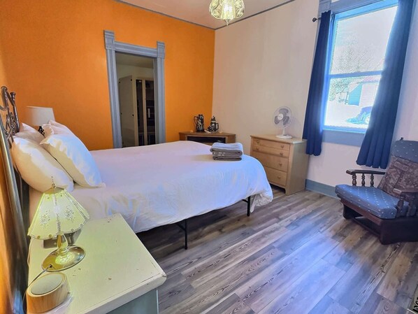 4 bedrooms, iron/ironing board, WiFi, bed sheets