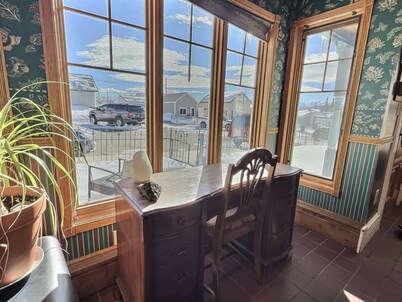 4BR Victorian - Hot Tub - Sauna - Sleeps 10!