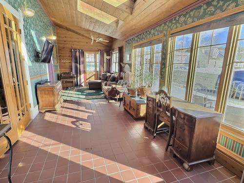 4BR Victorian - Hot Tub - Sauna - Sleeps 10!