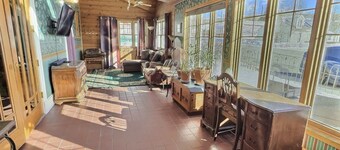 4BR Victorian - Hot Tub - Sauna - Sleeps 10!