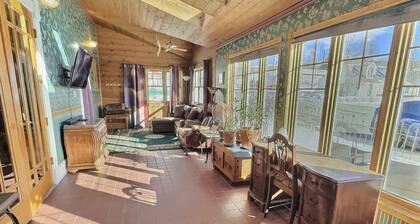 4BR Victorian - Hot Tub - Sauna - Sleeps 10!