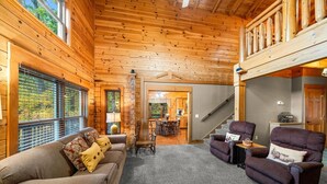 Ein gemütliches Holzhaus-Interieur mit Wohnbereich, Essbereich und Küche.