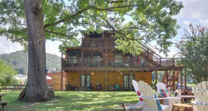 3 Mi to Great Smoky Mtn NP: Riverfront Retreat