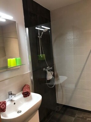 Shower, hair dryer, towels - Vacation apartment Fellhorn 60 sqm with terrace, 1 separate bedroom (Reit im Winkl)