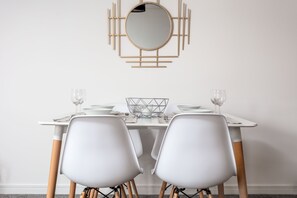 In-room dining - Walker Suite No82 - Donnini Apartments (Kilmarnock)