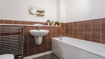 Apartemen Klasik | Kamar mandi | Kombinasi shower/bathtub dan perlengkapan mandi gratis