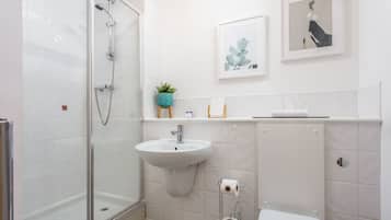 Classic Apartment | Bathroom | Combined shower/bathtub, free toiletries, hair dryer, towels
