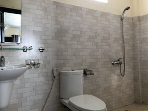 Standard Triple Room | Bathroom | Shower, rainfall showerhead, free toiletries, hair dryer - Le Tram Guesthouse (Phu Quoc)