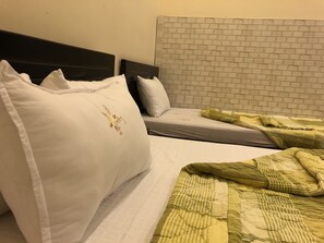 Hochwertige Bettwaren, Pillowtop-Betten, Minibar, individuell dekoriert