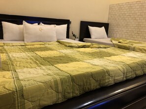 Hochwertige Bettwaren, Pillowtop-Betten, Minibar, individuell dekoriert
