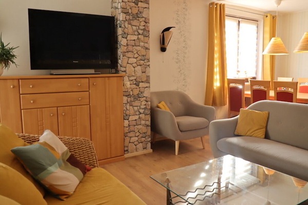 Wohnzimmer mit TV Blick zum Essbereich