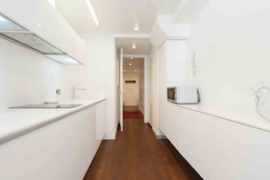 Kühlschrank, Mikrowelle, Ofen, Geschirrspüler