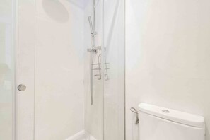 Shower, towels - Gros Beach | The Rentals Collection (San Sebastián/Donostia)