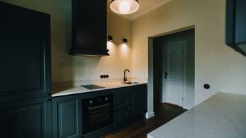 Appartement, 3 chambres (5) | Cuisine privée | Réfrigérateur, plaque de cuisson, bouilloire électrique