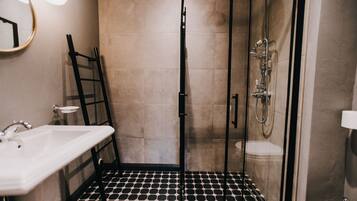 Romantic Apartment, 1 Bedroom (7) | Bathroom shower