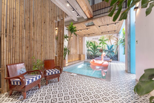 Una piscina cubierta