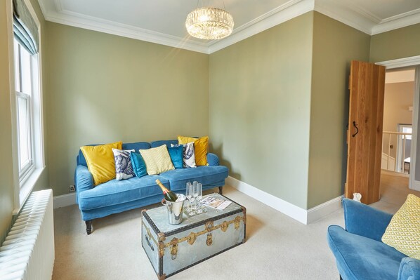 Apartment | Living room | 42-inch TV with digital channels