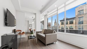 A modern living room with a sofa, coffee table, and a TV mounted on the wall. - reStays Ottawa (Ottawa)
