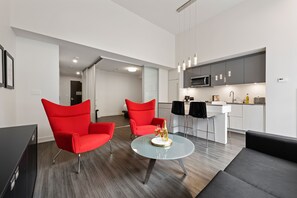 Loft Ville | Cuisine privée | Réfrigérateur grande capacité avec congélateur, four à micro-ondes