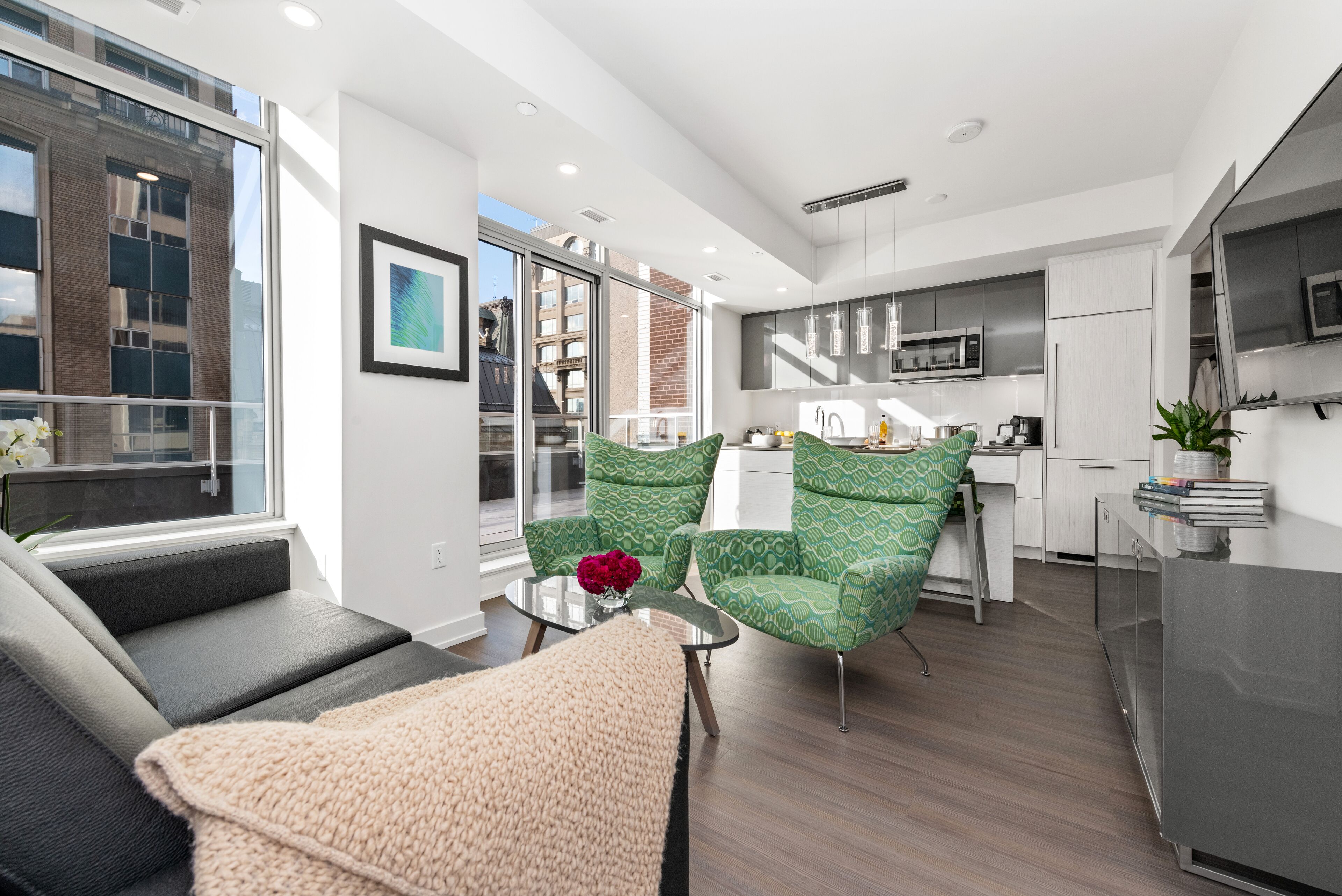 ห้องสวีท (Signature Two Bedroom With Terrace) | บริเวณนั่งเล่น | ทีวี 55 นิ้ว พร้อมช่องดาวเทียม, บริการสตรีมมิ่ง