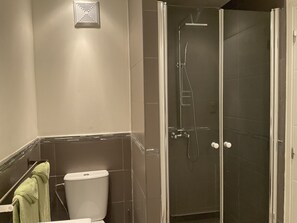 Shower, towels, soap, toilet paper - American Medical University of Medicine Studio on Campus (Cupecoy)