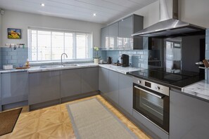 Rumah | Dapur pribadi | Lemari es besar, microwave, oven, dan kompor