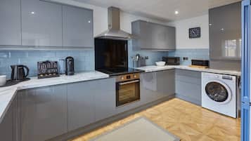 House | Private kitchen | Full-sized fridge, microwave, oven, stovetop