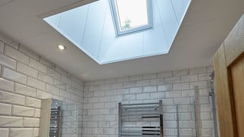 Casa | Baño | Bañera y ducha independientes y artículos de higiene personal gratuitos