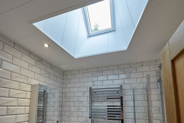 Rumah | Kamar mandi | Bathtub dan shower terpisah dan perlengkapan mandi gratis