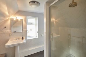 House | Bathroom | Separate tub and shower, free toiletries, hair dryer, towels - Pearl House (Saltburn-by-the-Sea)