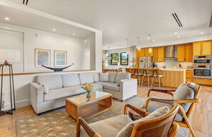 Una televisión, una chimenea, un reproductor estéreo