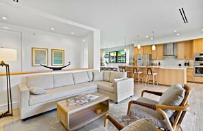 Una televisión, una chimenea, un reproductor estéreo