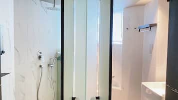 Habitación familiar | Baño | Ducha y cabezal de ducha con hidromasaje