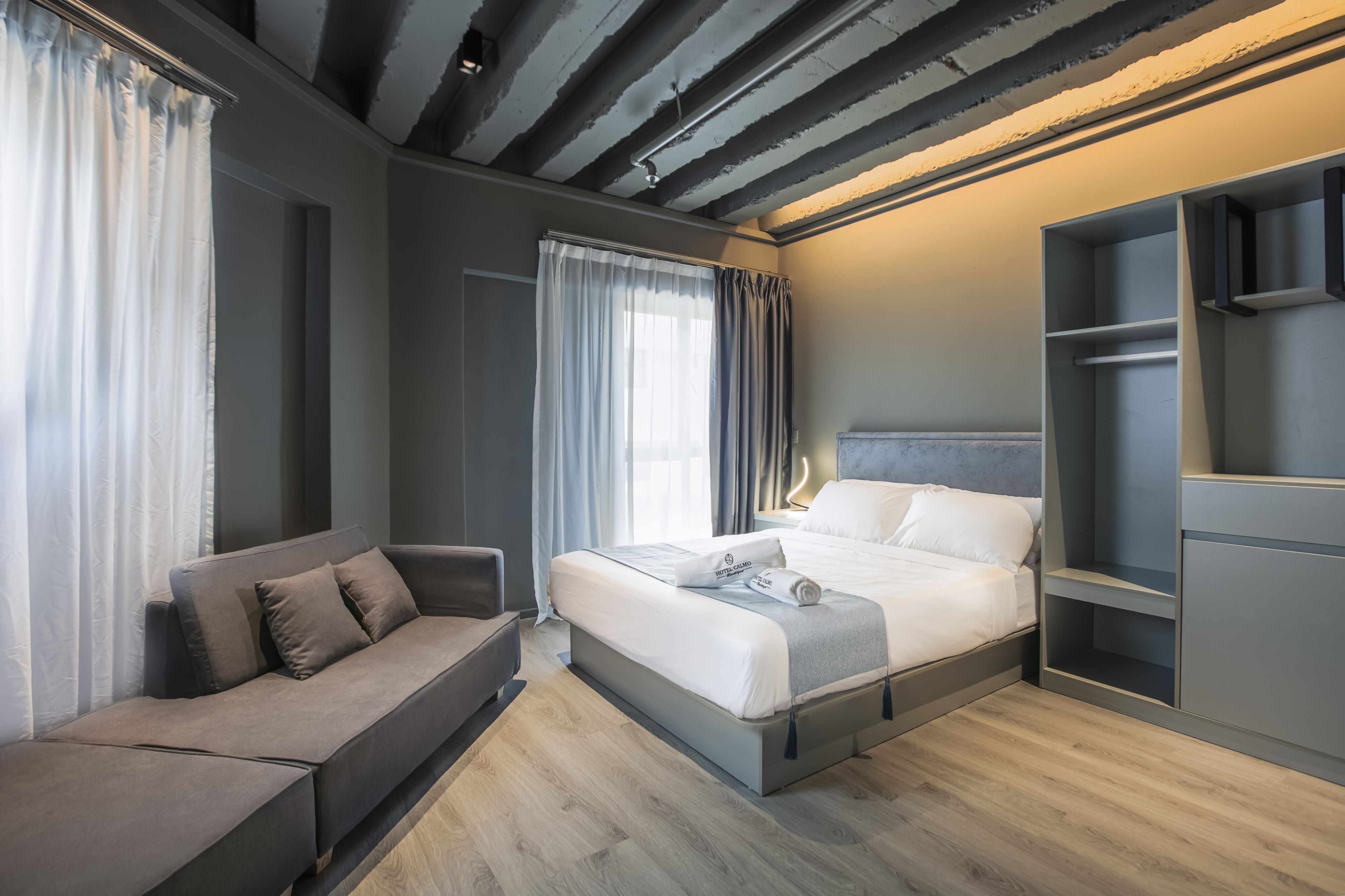 华丽三人房 | 办公桌、笔记本电脑工作区、遮光窗帘、隔音