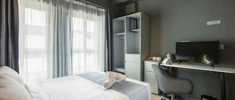 Deluxe Quadruple Room | Desk, laptop workspace, blackout curtains, soundproofing