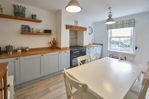 Private kitchen - Adventure House (Whitby)