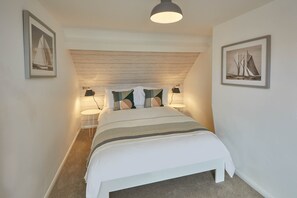 4 bedrooms, iron/ironing board, free WiFi, bed sheets - Adventure House (Whitby)