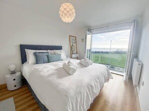 3 chambres, fer et planche à repasser, Wi-Fi, draps fournis