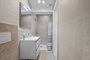 Bathtub, towels, soap
