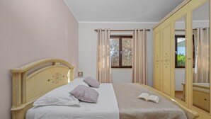3 bedrooms, WiFi (free), bed sheets