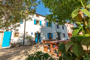 Outdoor dining - House Gaia – For Up to 5 Guests, Just a Few Steps from the Beach by 22Estates (Sveta Marina)