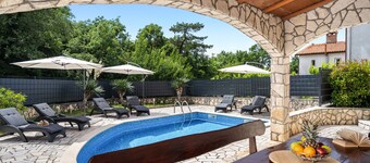 Villa Fortuna up to 10 People with heated private pool by 22Estates