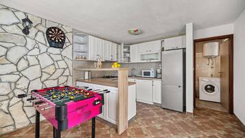 Kühlschrank, Ofen, Wasserkocher, Kochgeschirr/Geschirr/Besteck