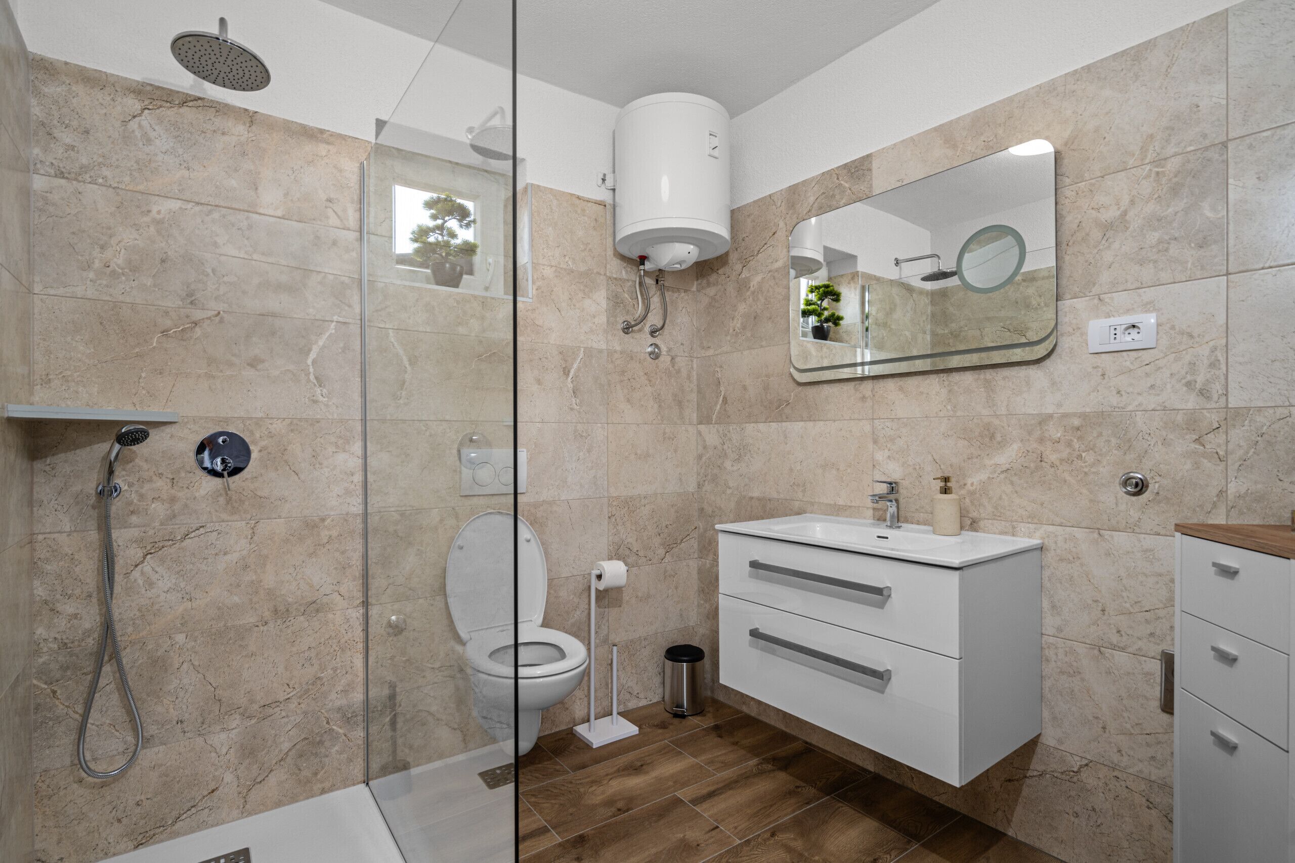 Bathtub, towels